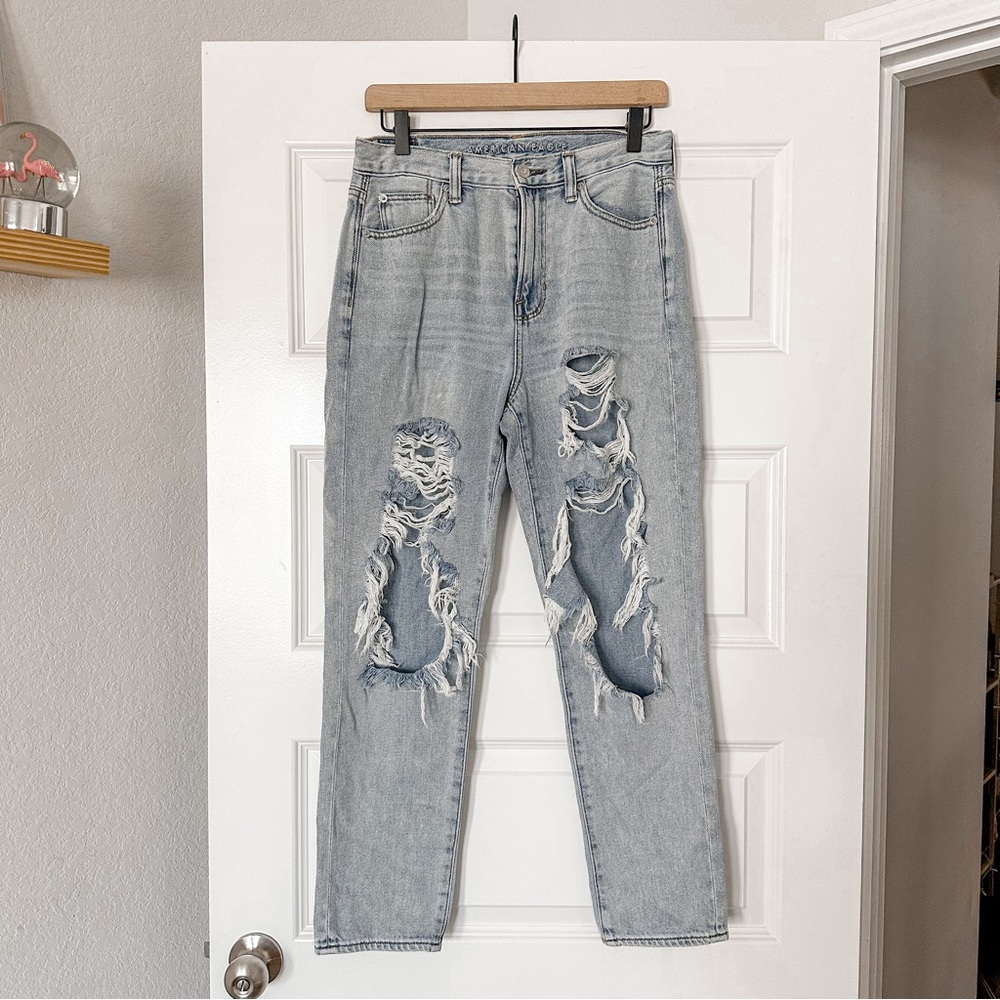 American Eagle Drestroyed Ripped Mom Jeans Light Washed size 4